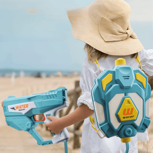 Enfant jouant avec un pistolet à eau et un réservoir sur la plage, jouets d’eau d’extérieur pour enfants.