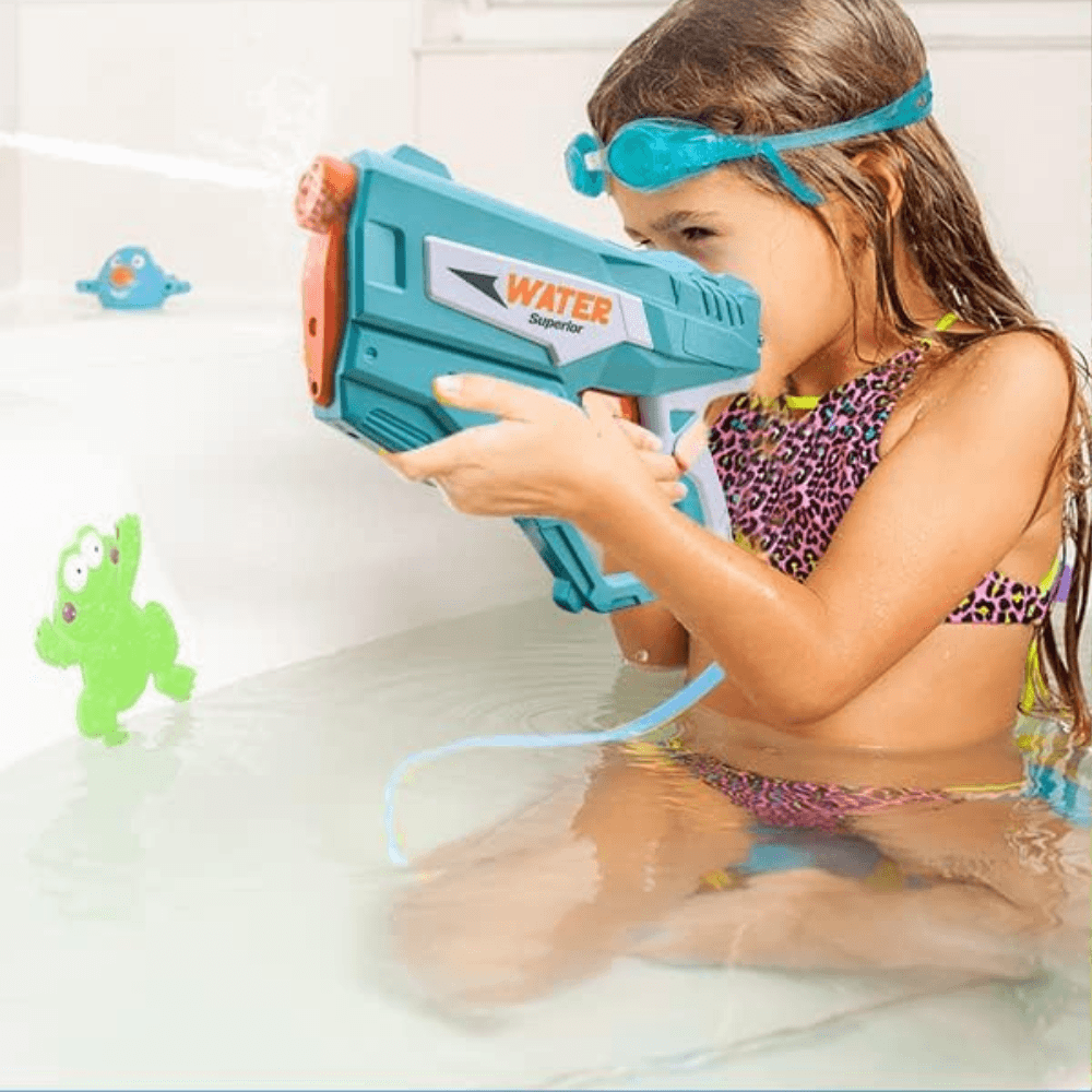 Une enfant s'amusant avec des jouets d’eau d’extérieur pour enfants dans une baignoire, éclaboussant de l'eau.